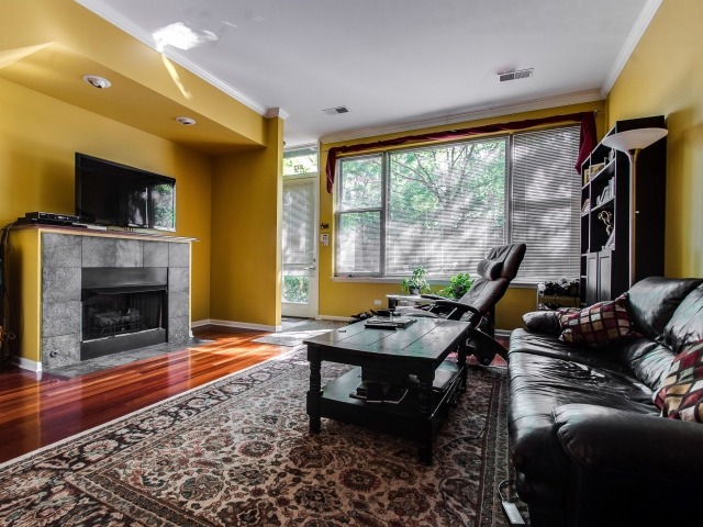 922 North Howe Street, Unit 922 Chicago, IL 60610 - Photo 3 of 15