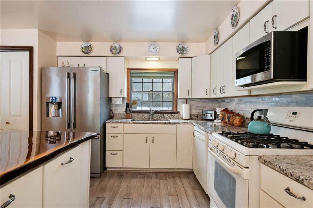 1639 Middle Road Glenshaw, PA 15116 - Photo 9 of 30 Kitchen