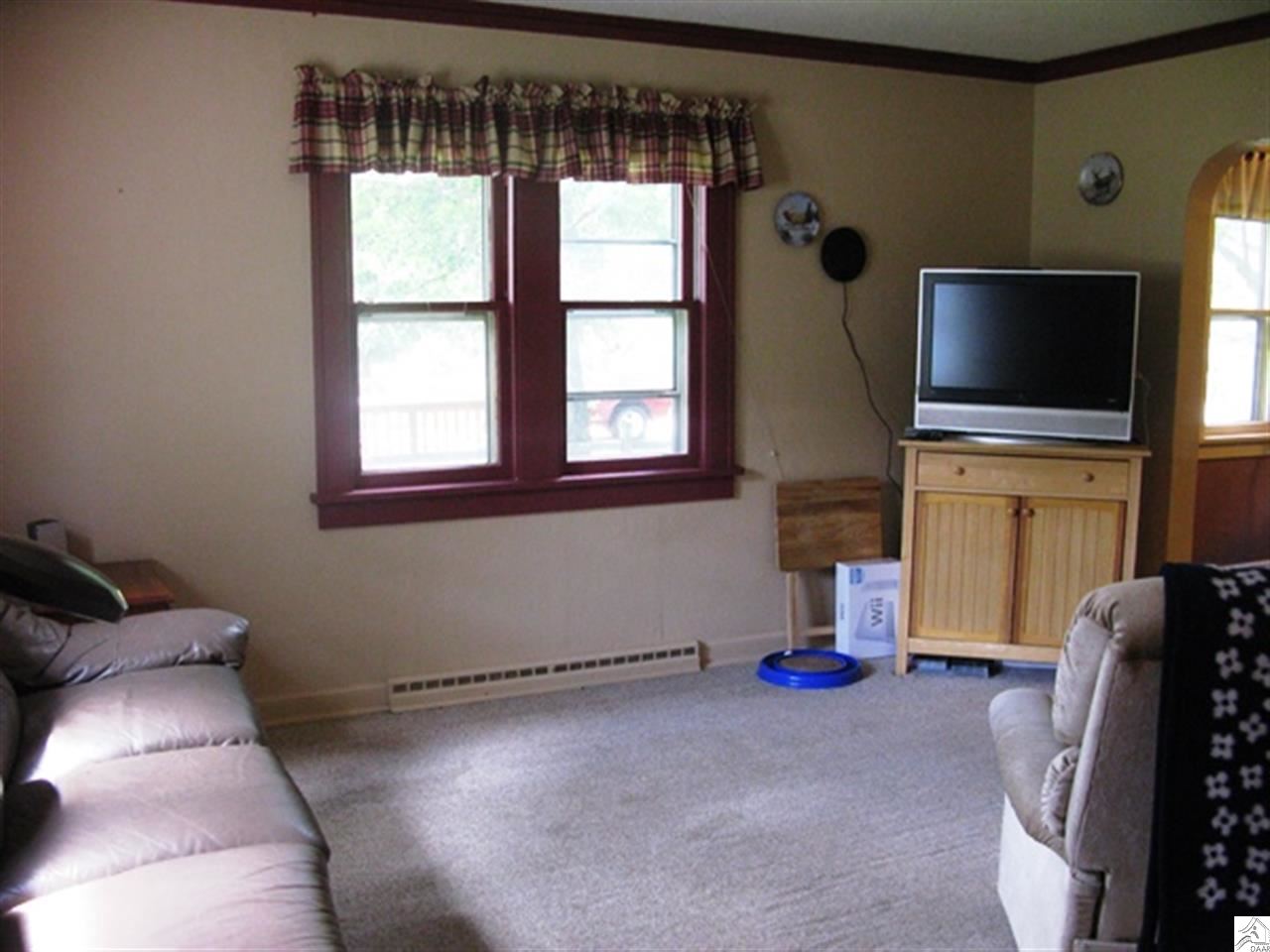 315 East Locust Street Duluth, MN 55811 - Photo 2 of 17 Living Room