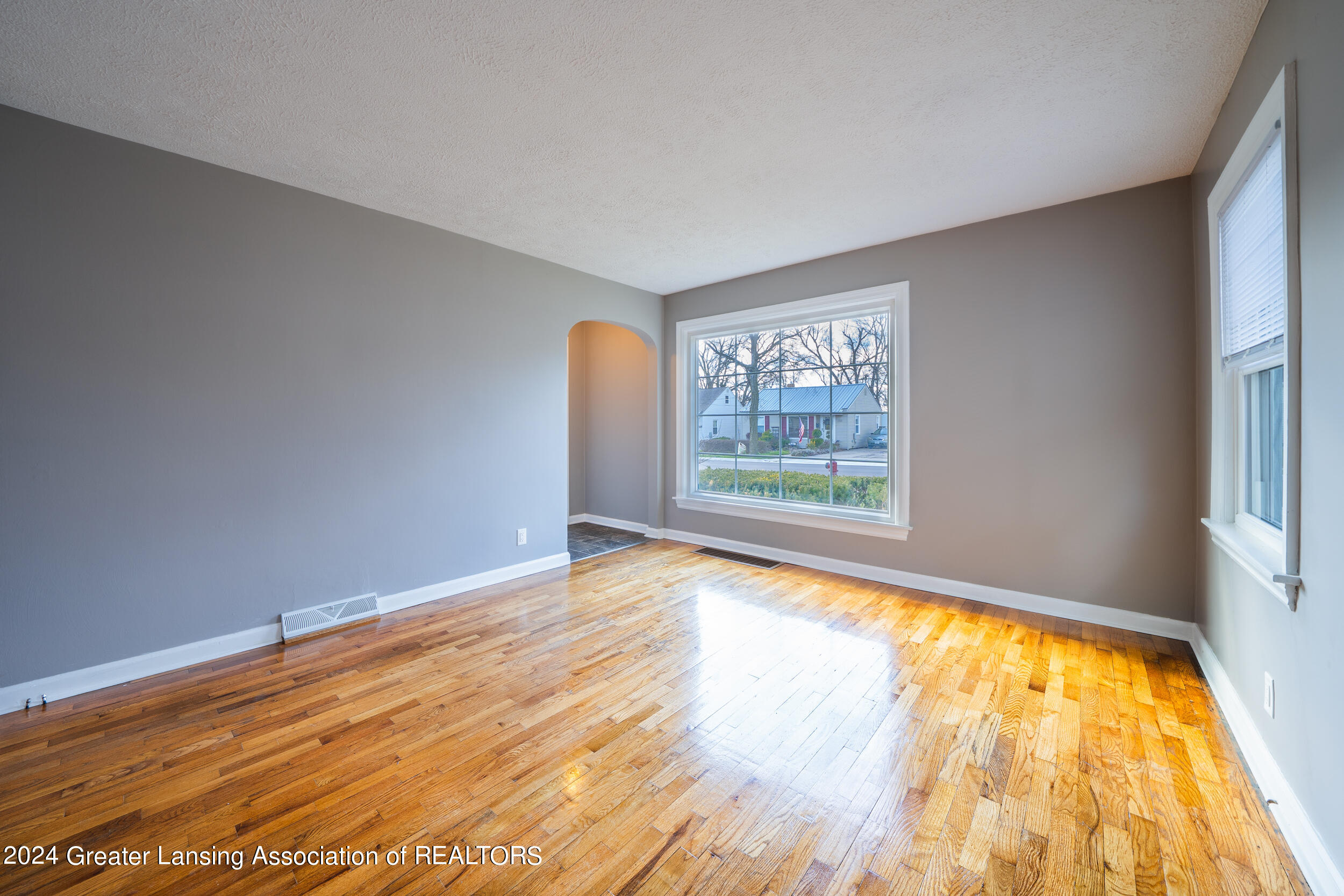 1204 West Rundle Avenue Lansing, MI 48910 - Photo 6 of 24 Living Room