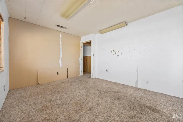 a view of a backyard with pathway