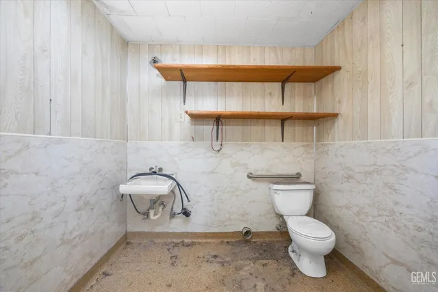 a view of a backyard of the house