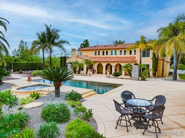 a view of outdoor kitchen and kitchen
