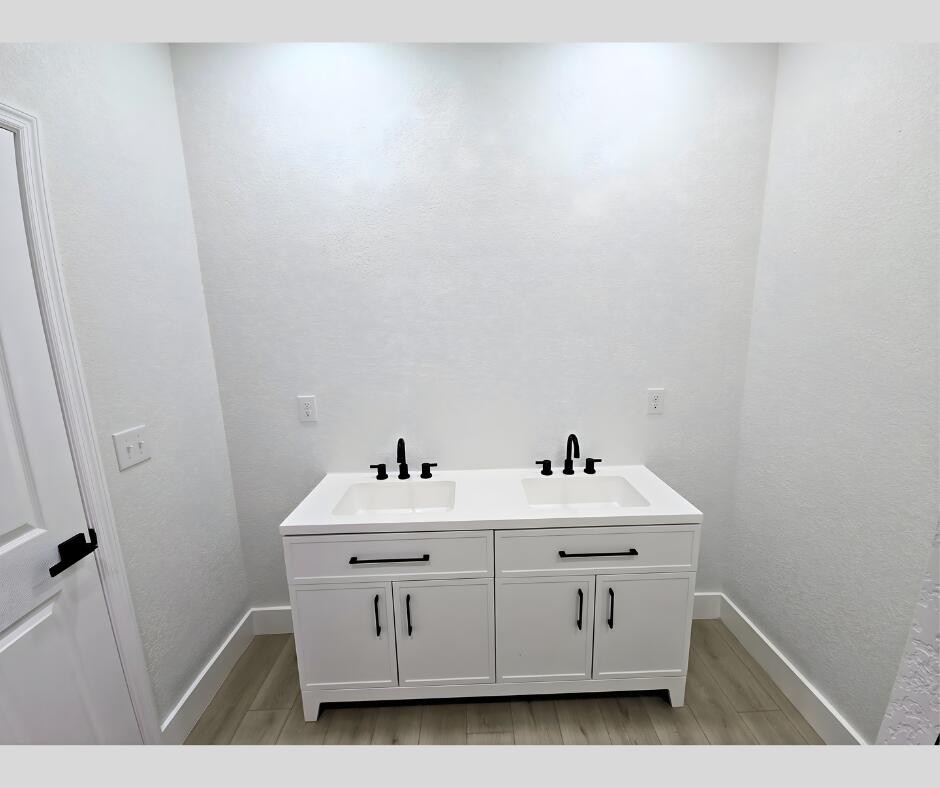 432 Englewood Road Madisonville, TN 37354 - Photo 7 of 13 a bathroom with a sink and a mirror