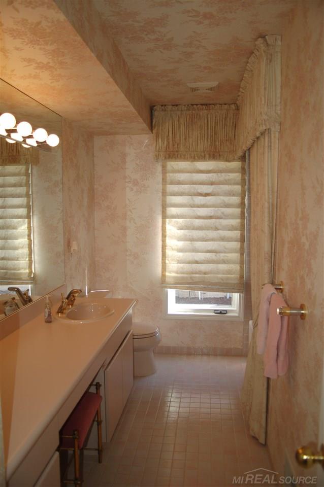 1364 Springwood Lane Rochester, MI 48309 - Photo 15 of 16 31233723-14.JPG