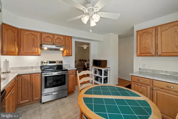 a view of a house with backyard