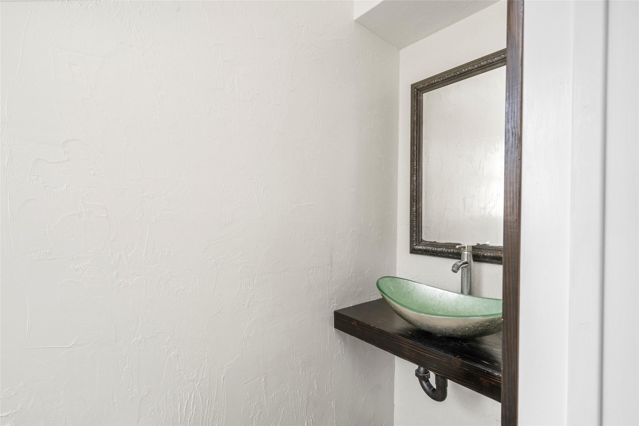 560 Landfall Lane Conroe, TX 77302 - Photo 20 of 41 Half bath on the main level located by the laundry room.
