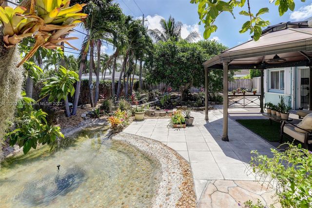 a view of outdoor space yard and porch