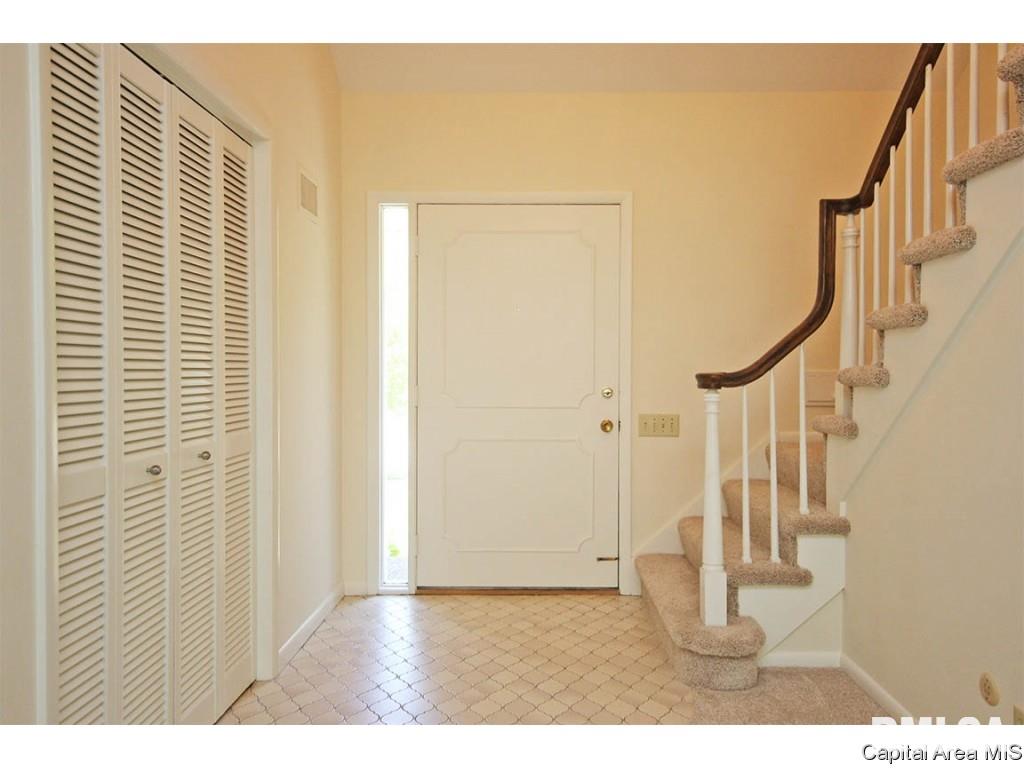 127 Golf Road Springfield, IL 62704 - Photo 2 of 36
