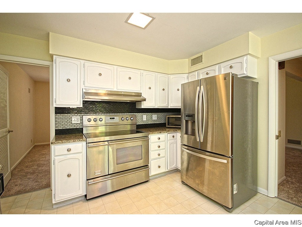 127 Golf Road Springfield, IL 62704 - Photo 10 of 36