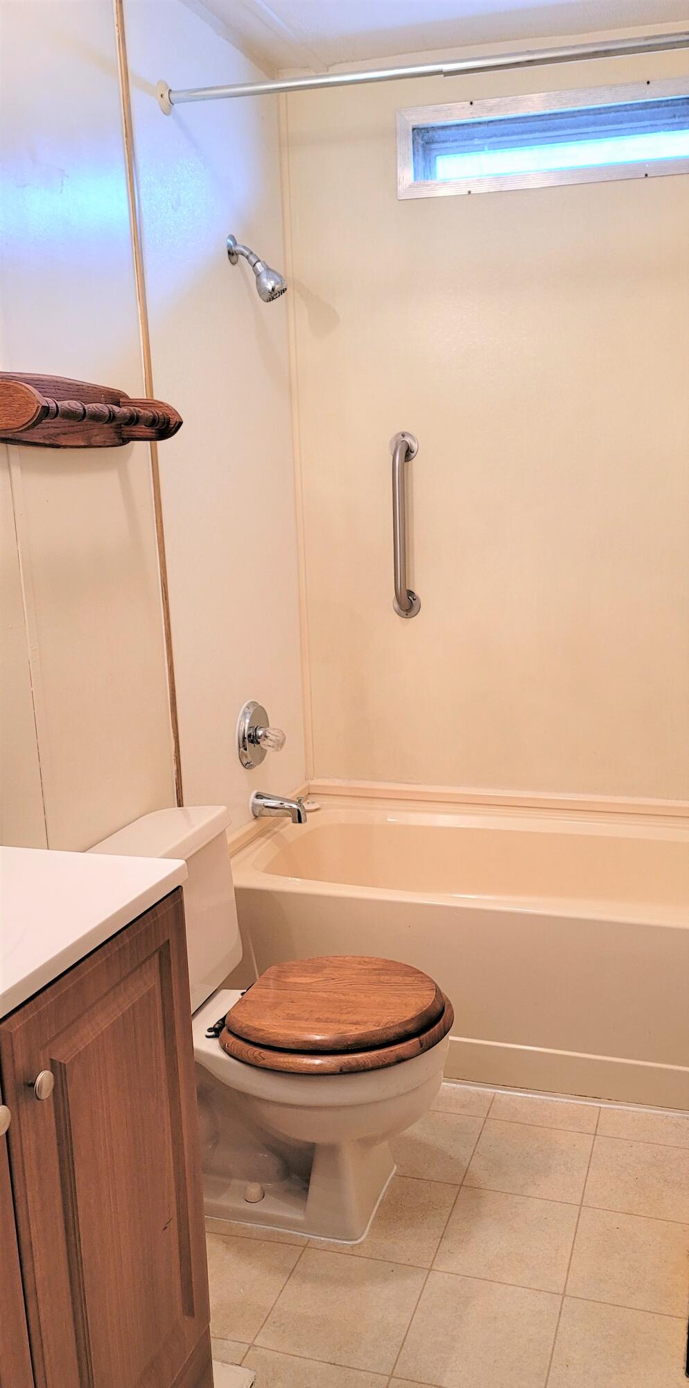 52731 Huntington Road, Unit 22 La Pine, OR 97739 - Photo 19 of 22 Hall bathroom