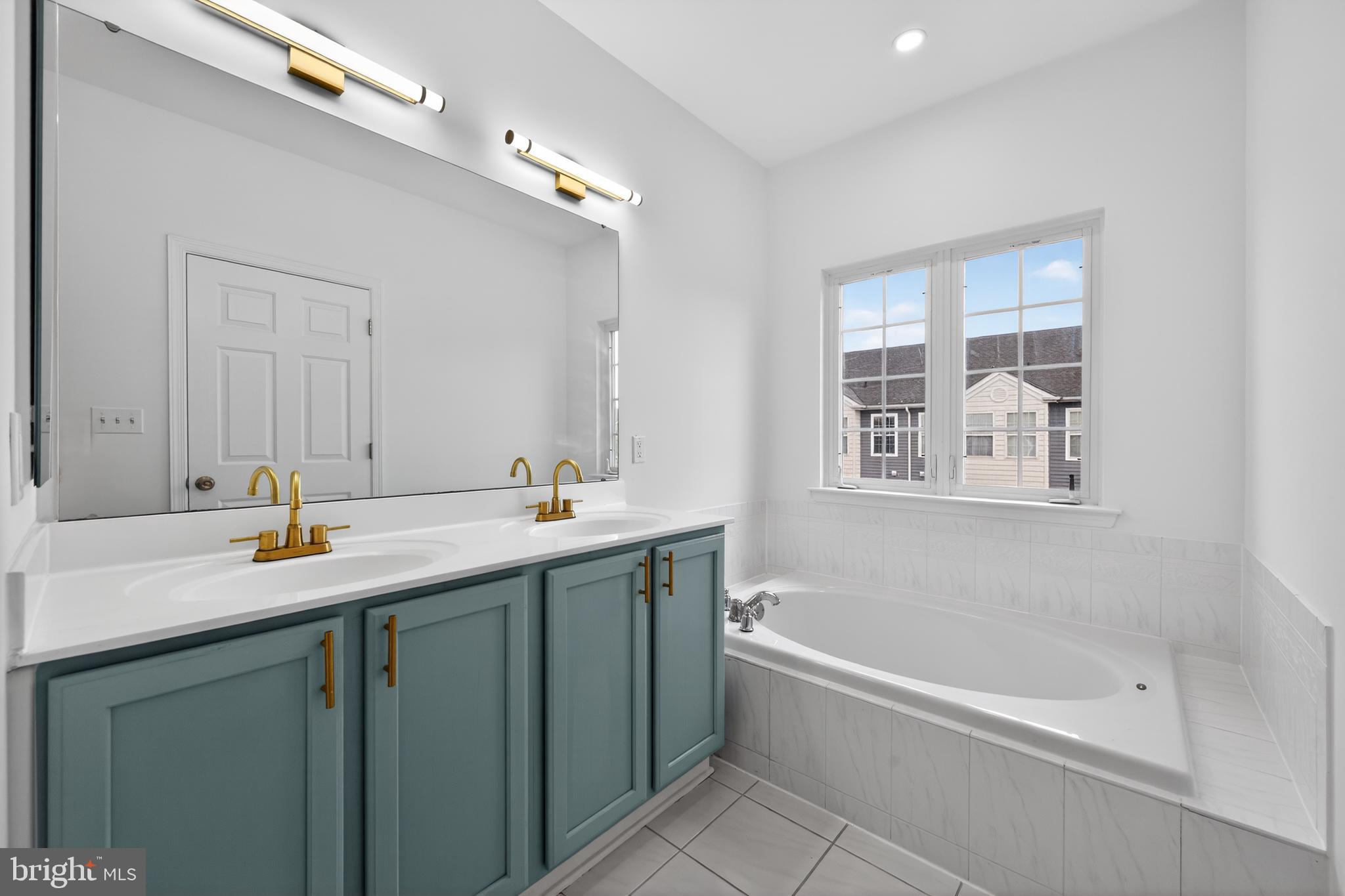 3 Swan Court Delran, NJ 08075 - Photo 24 of 34 a bathroom with a tub a sink and mirror