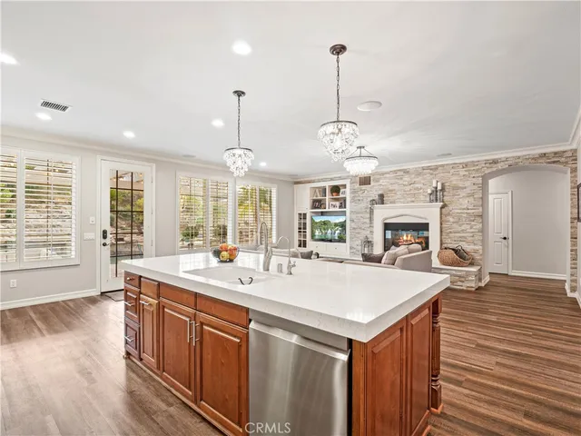 a large kitchen with kitchen island a large island in it