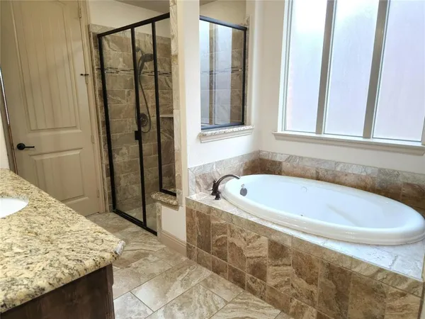 a bath tub sitting in a bathroom next to a tub