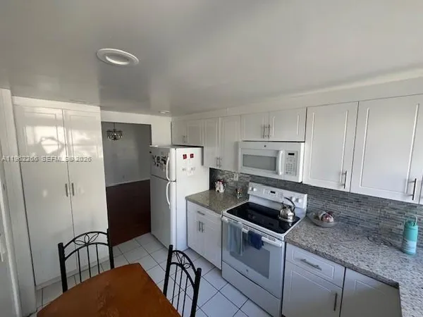 a kitchen that has a stove and a refrigerator