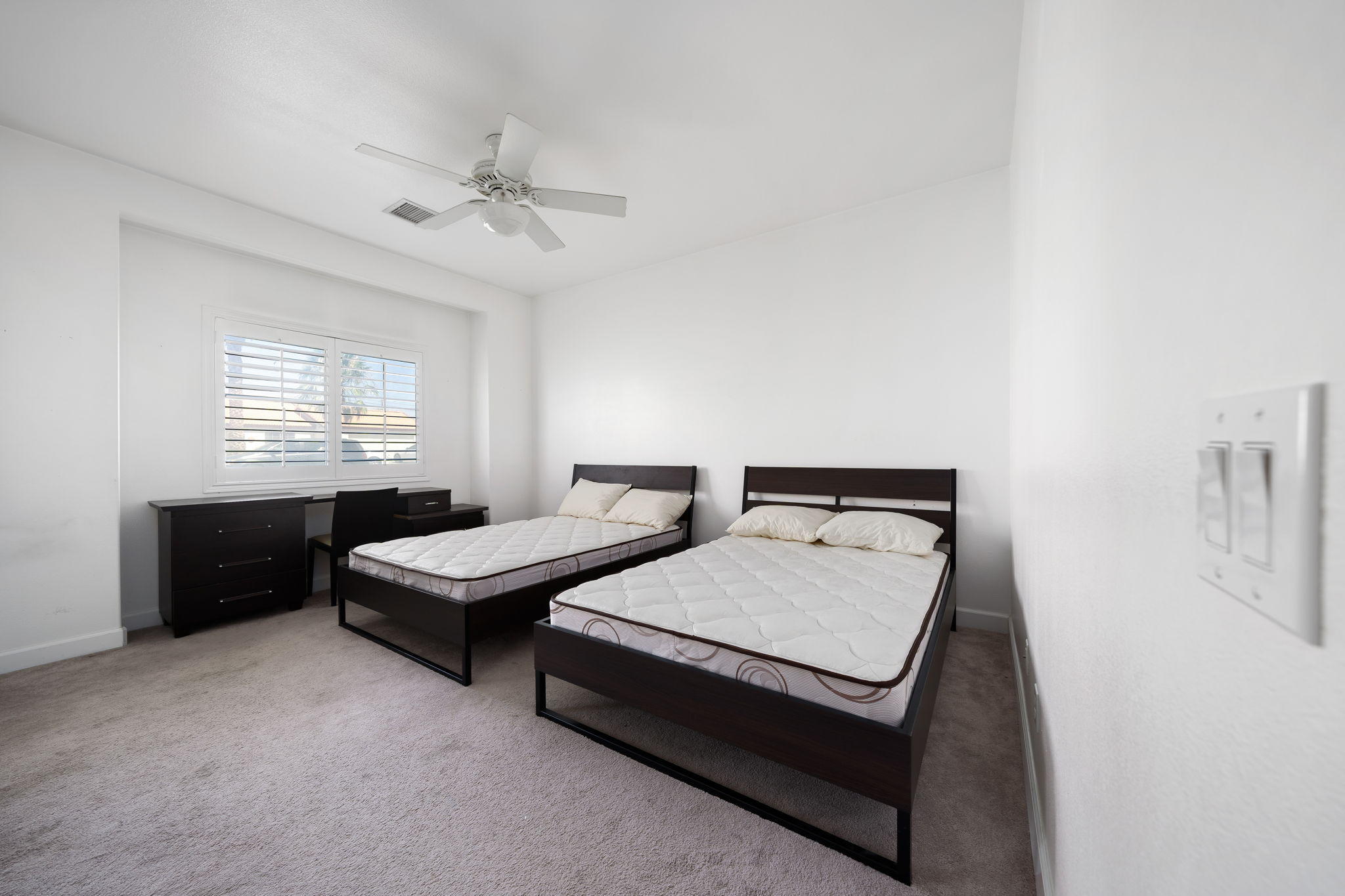 2120 West Nicola Road Palm Springs, CA 92262 - Photo 36 of 37 a spacious bedroom with two beds and a chandelier