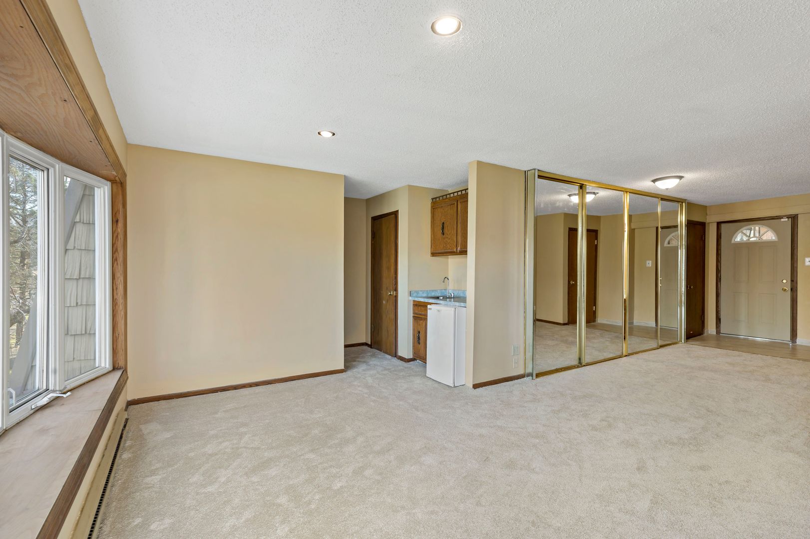18740 Springfield Avenue Flossmoor, IL 60422 - Photo 13 of 16 a view of an empty room with glass door