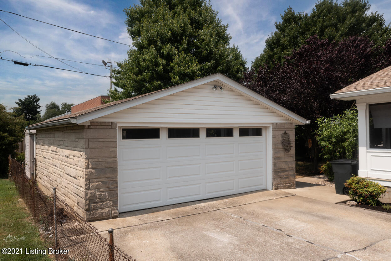 7203 Woolrich Road Louisville, KY 40222 - Photo 4 of 49 2 1/2 car garage with side entrance door