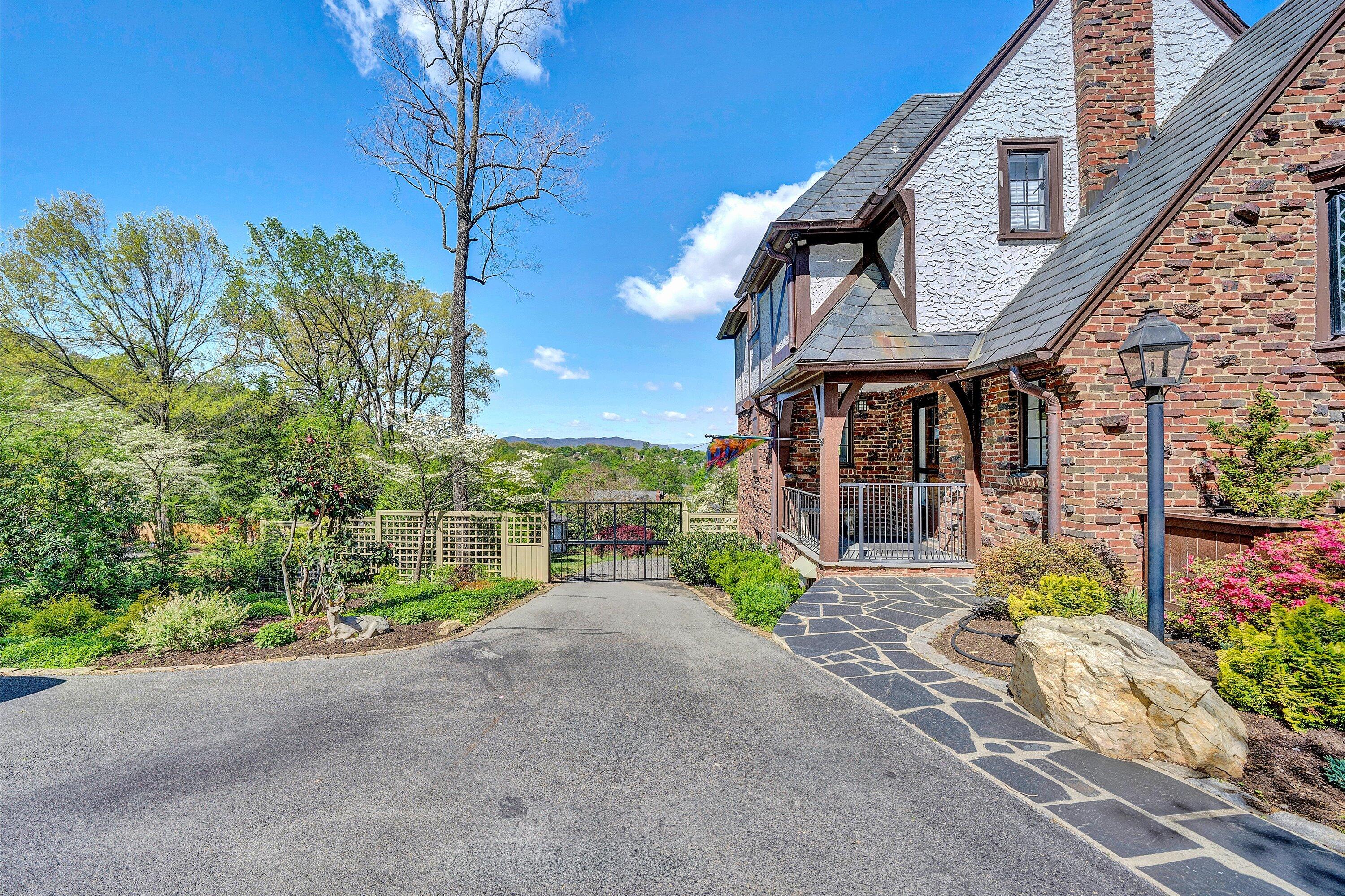 2415 Nottingham Road Southeast Roanoke, VA 24014 - Photo 3 of 76 69-DSC00406
