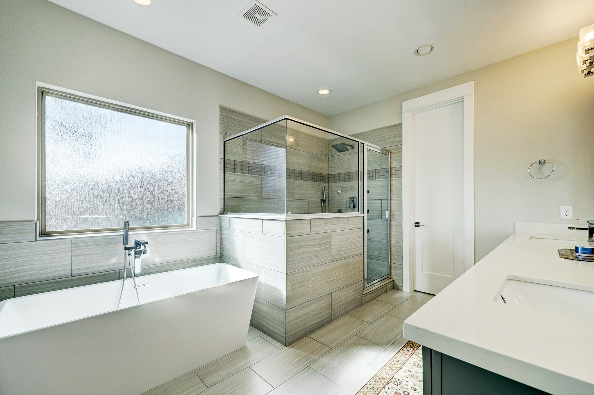 806 Thornton Road, Unit A Houston, TX 77018 - Photo 12 of 15 a bathroom with a bathtub and a sink