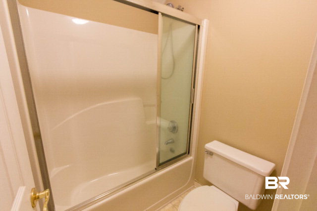 809 Henckley Avenue Mobile, AL 36609 - Photo 25 of 39 Guest Bathroom
