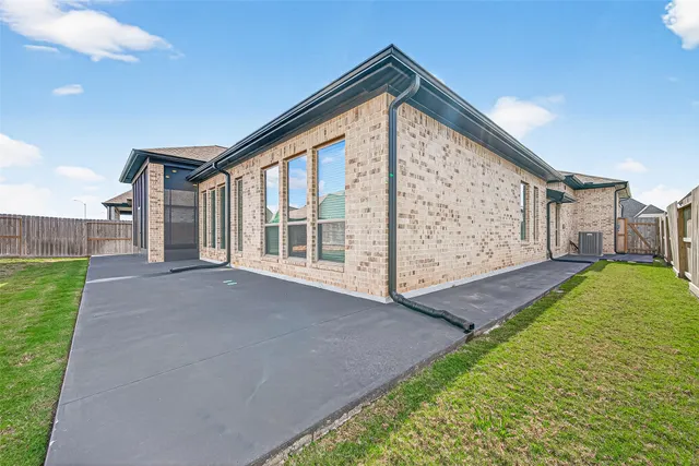 a view of an house with backyard and garden