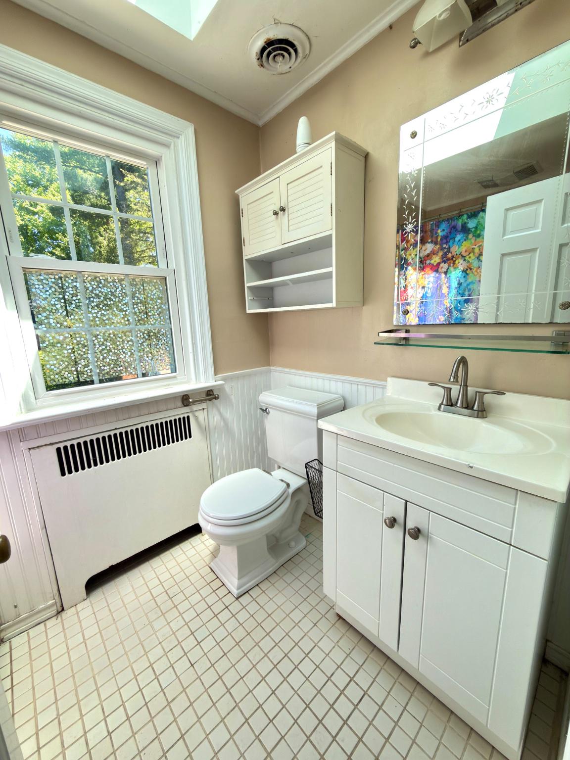 418 East Country Club Lane Wallingford, PA 19086 - Photo 41 of 59 Hall bathroom