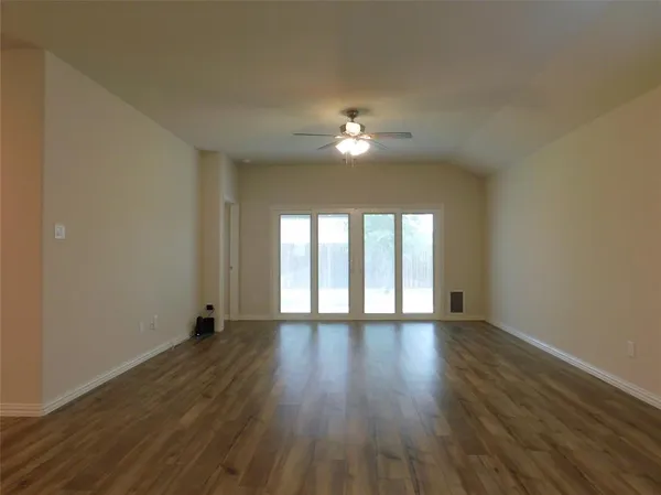 $2,350 | 229 Briarwood Lane, Lake Dallas, TX 75065