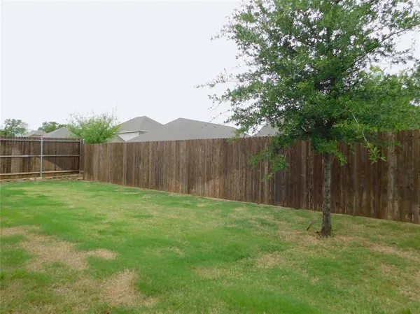 $2,350 | 229 Briarwood Lane, Lake Dallas, TX 75065