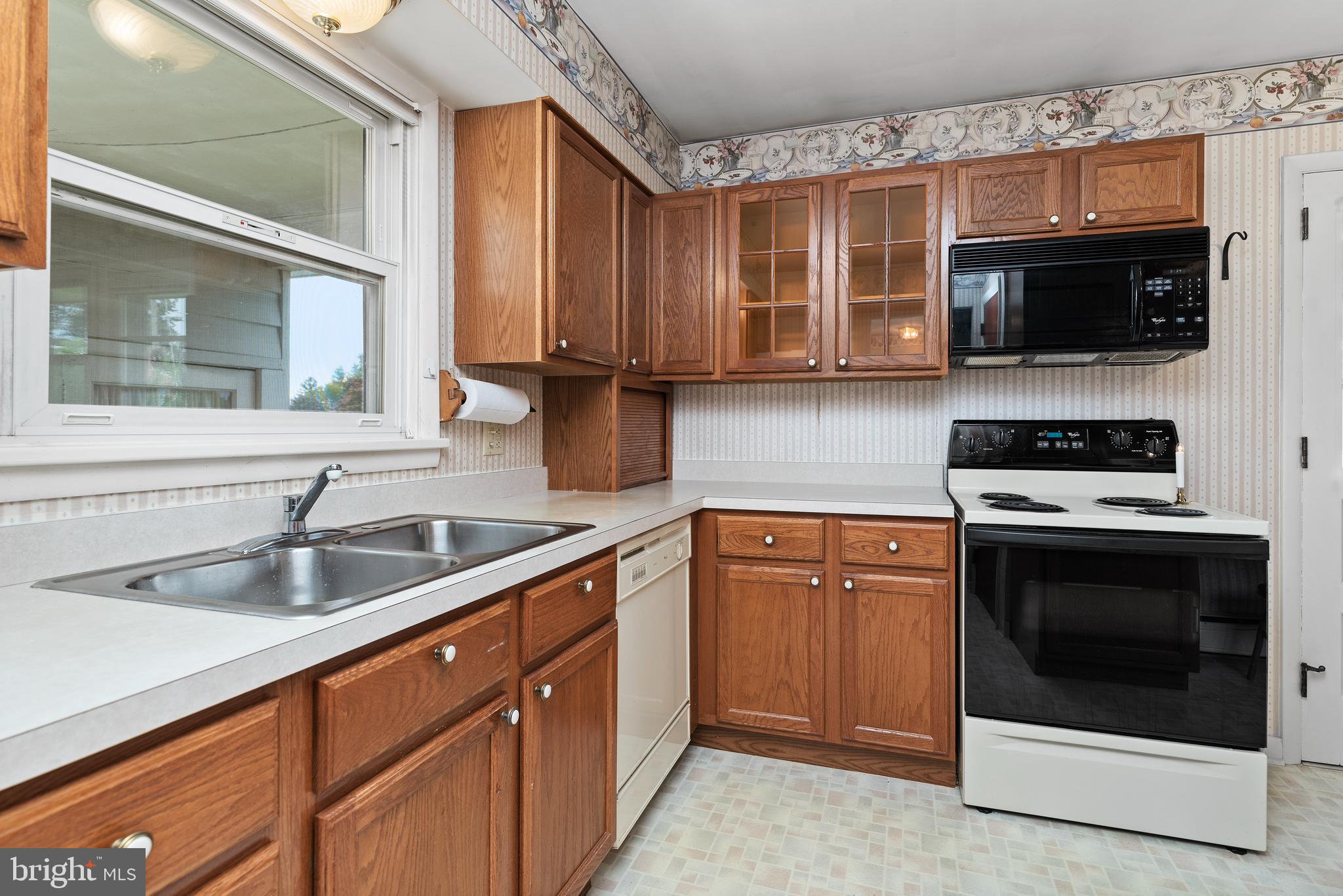 Kitchen with DW, range & built-in microwave