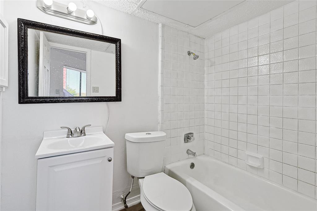 9839 Walnut Street, Unit 306 Dallas, TX 75243 - Photo 22 of 33 a bathroom with a toilet a sink and bathtub