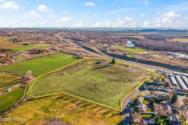 a view of an outdoor space and city view