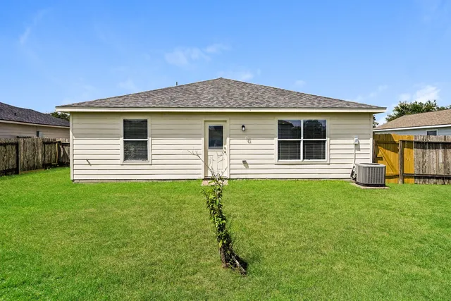 a view of a house with backyard