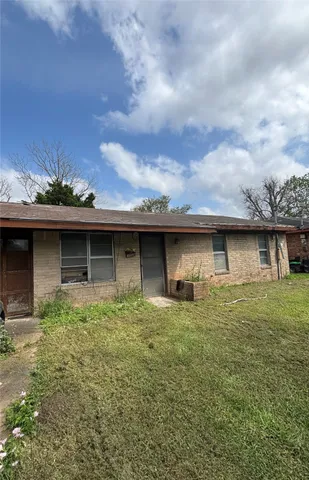 a view of a backyard of the house