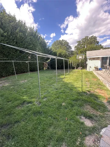 a view of a backyard