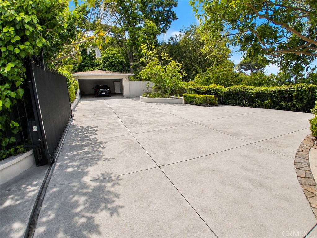 1005 Stradella Road Los Angeles, CA 90077 - Photo 7 of 15
