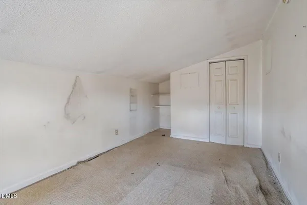 a view of empty room with window