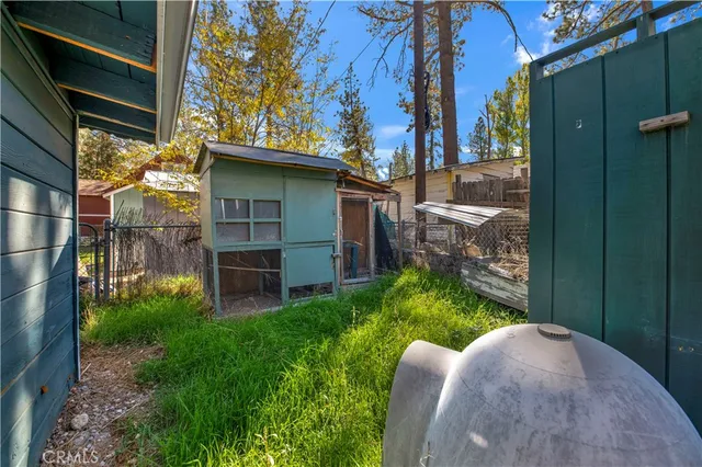 a view of a yard in front of house