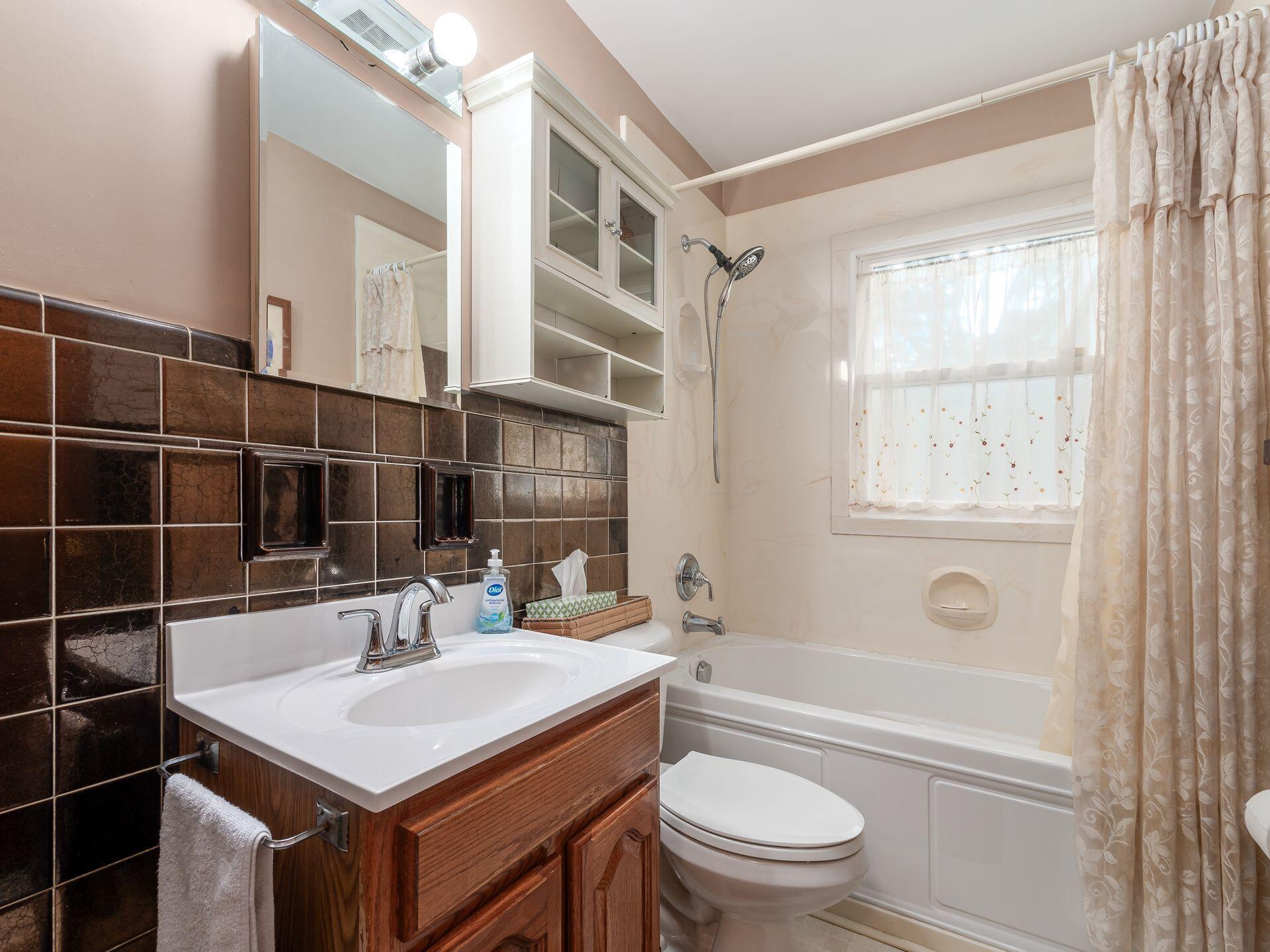 1926 Milden Road Columbus, OH 43221 - Photo 7 of 19 Full bath with shower/tub