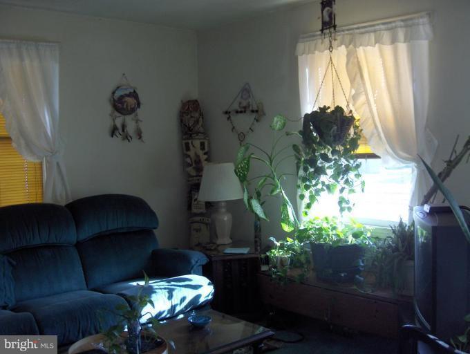1754 Burnham Road Dundalk, MD 21222 - Photo 5 of 15 Living Room