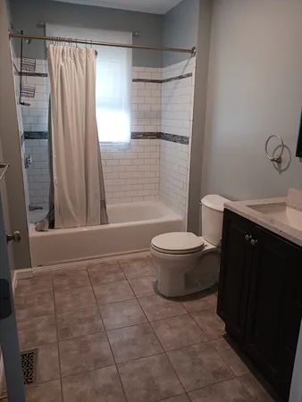 $1,850 | 202 Hope Street, Unit 3, Fall River, MA 02721