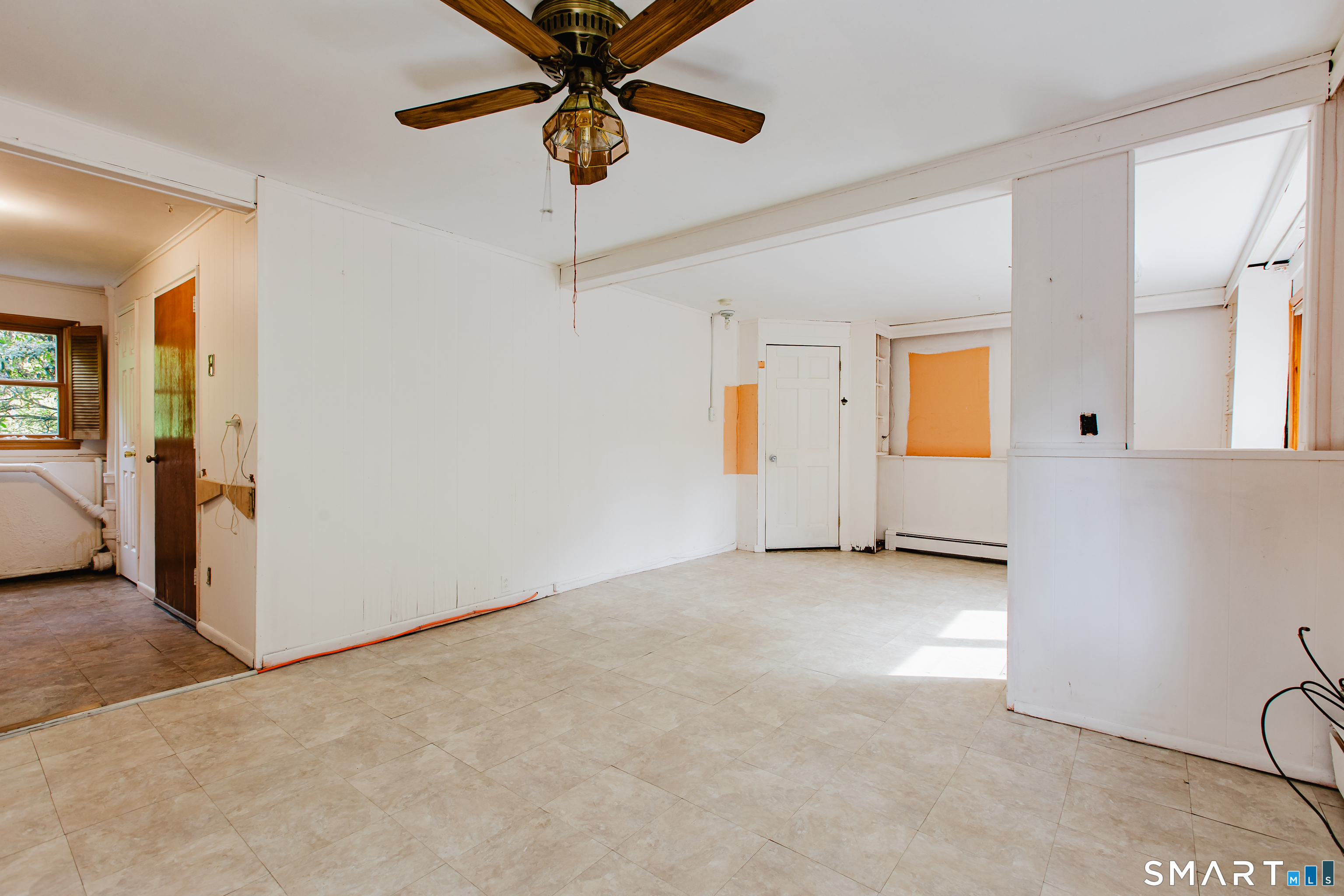 75 Westwood Road Stamford, CT 06902 - Photo 25 of 40 Family Room opens to half Bathroom & laundry area