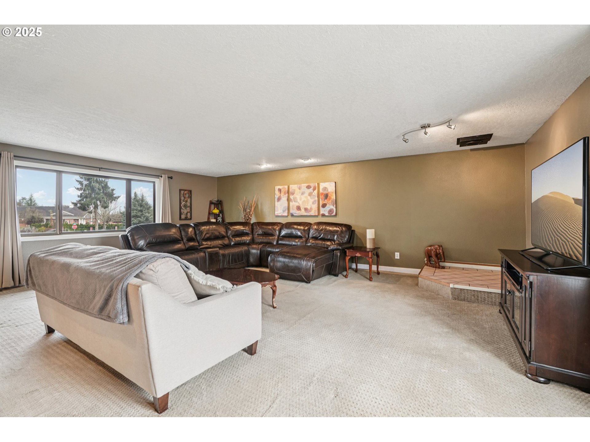 1832 Vine Court Forest Grove, OR 97116 - Photo 10 of 37 a living room with furniture