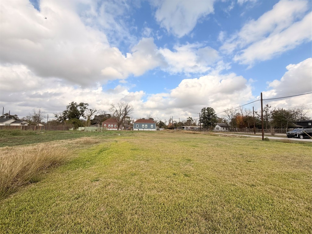 4015 Leffingwell Street Houston, TX 77026 - Photo 2 of 7 a view of an ocean view