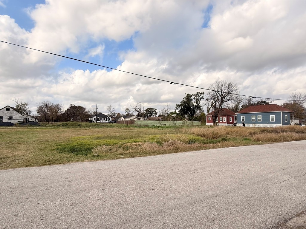 4015 Leffingwell Street Houston, TX 77026 - Photo 6 of 7 a view of building with river in front of it