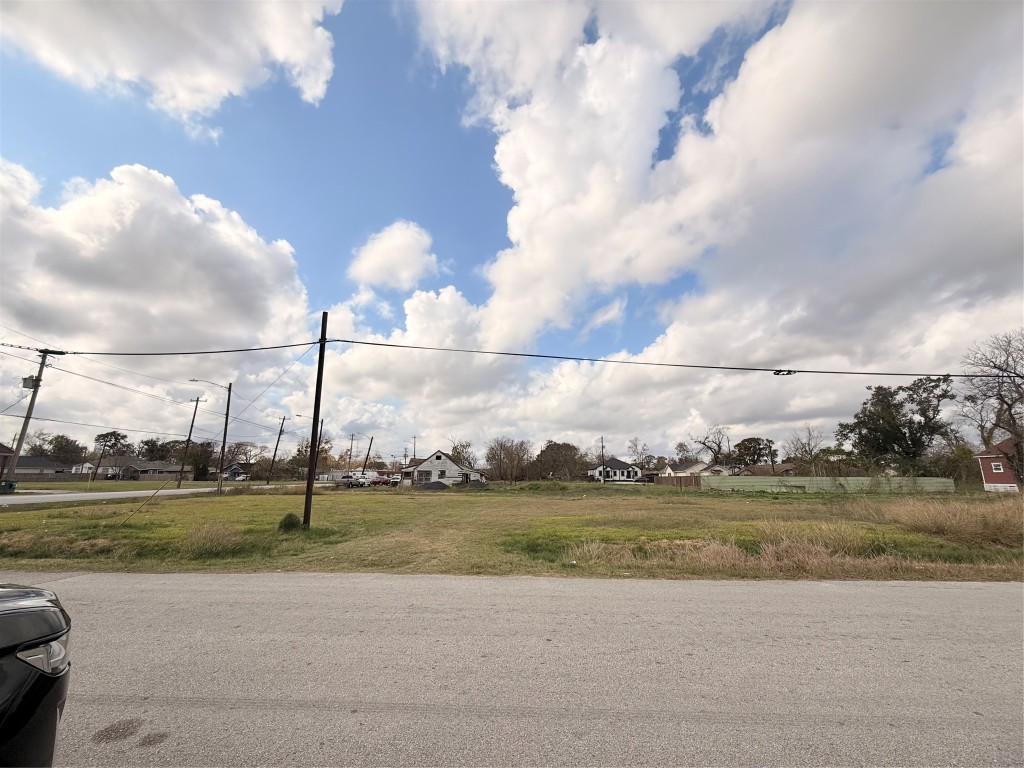 4015 Leffingwell Street Houston, TX 77026 - Photo 7 of 7 a view of a lake
