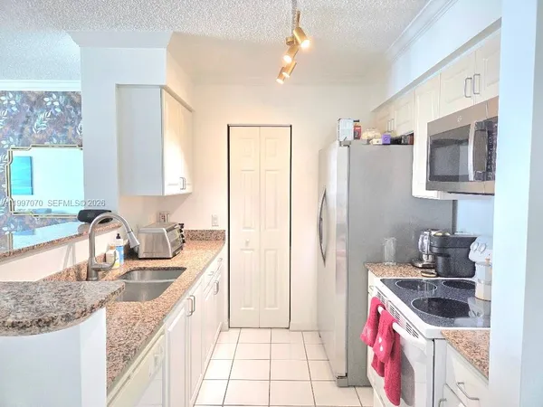 $3,350 | 1155 Brickell Bay Drive, Unit 2006, Miami, FL 33131