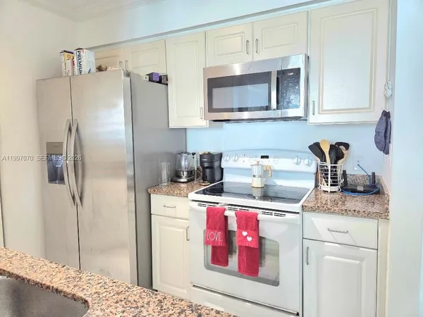 $3,350 | 1155 Brickell Bay Drive, Unit 2006, Miami, FL 33131