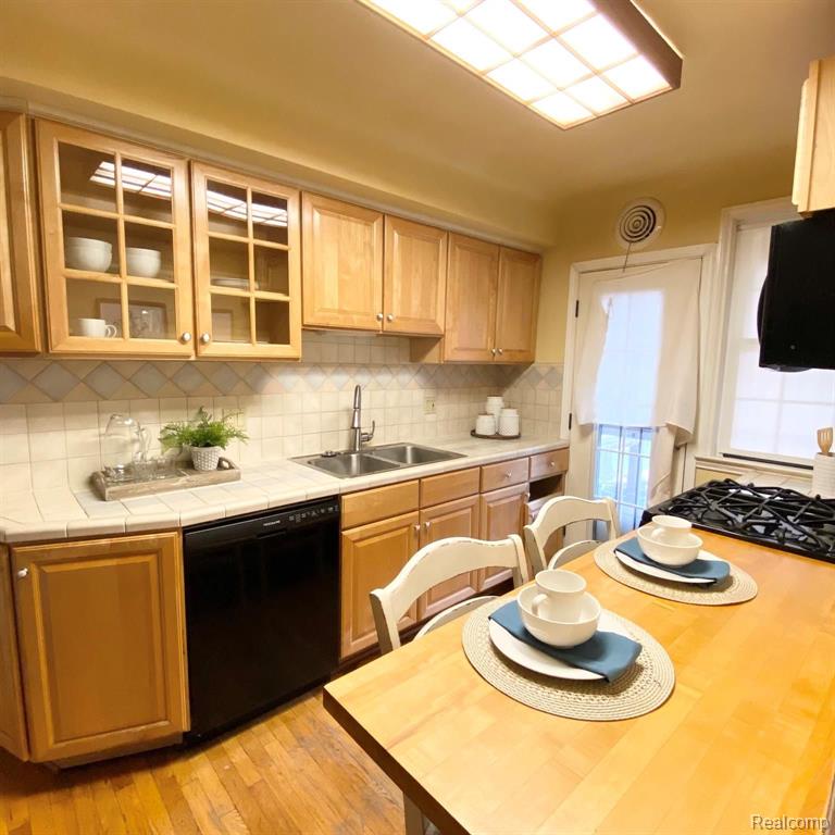 20424 Stratford Road Detroit, MI 48221 - Photo 9 of 19