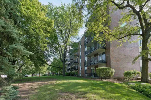 $210,000 | 5S040 Pebblewood Lane, Unit E105, Naperville, IL 60563